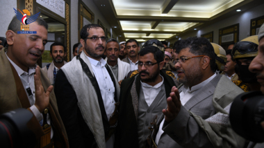 Membre du CPS al-Houthi inaugure la première exposition de manuscrits coraniques à Sanaa
